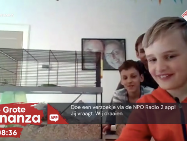 Jarige Roan (10) luidt de schoolbel en showt zijn cadeau