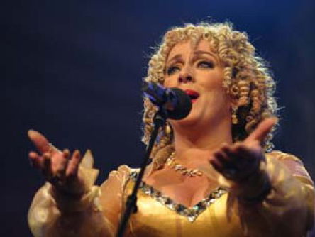 Karin Bloemen zet bloemetjes buiten om dementerenden op te vrolijken