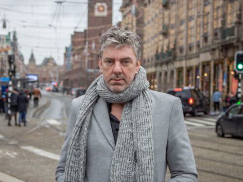 Annemieke van Bemmelen, bestuurslid en vrijwilliger van Het Stoelenproject, heet ons welkom