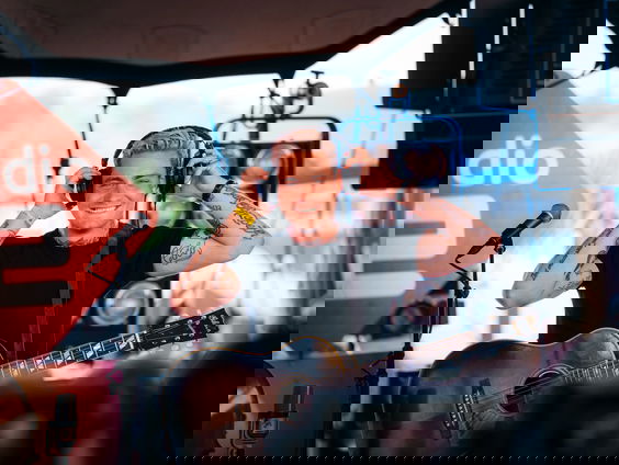 Primeur tijdens concert at HOME: Douwe Bob begint wijnbar in Amsterdam genaamd Stevig