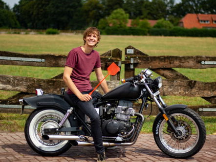 Tom ruilt een vliegenmepper voor een motor