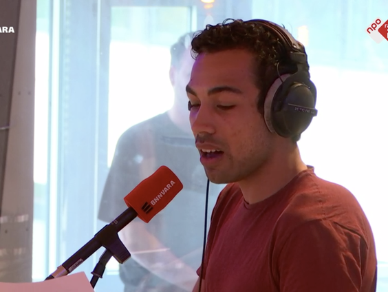 Aron Elstak zingt over 125 jaar cabaret