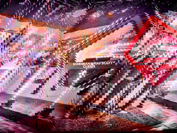 Australische Leon ziet de zon opkomen bij de gong van Bohemian Rhapsody