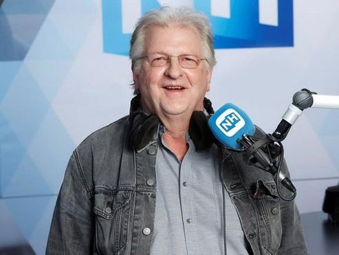 Kees Baars speelt voor Sinterklaas en geeft z'n boek Ouwe Pik weg