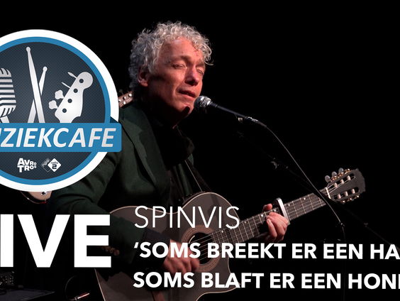 Spinvis - 'Soms Breekt Er Een Hart, Soms Blaft Er Een Hond' live bij Muziekcafé