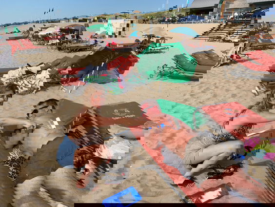 Man die beweert goed te kunnen dansen wordt ingesmeerd door Georgina en doet een verzoekje