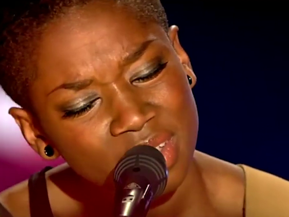 Sabrina Starke in de nieuwe videoclip van Cindy Laupers True Colors