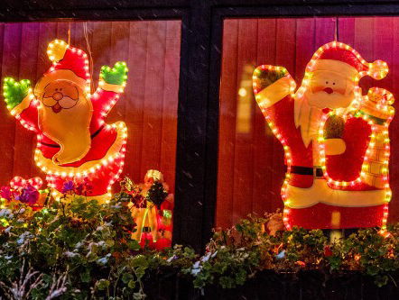 Mag je je kerstverlichting laten branden als je niet thuis bent?