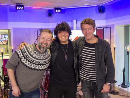 Marnix Emanuel bouwt het livepodium om tot zijn eigen kantoor