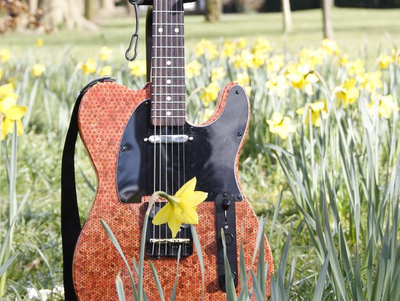 Viktor Mei heeft zijn stempotloden gitaar nu al af!