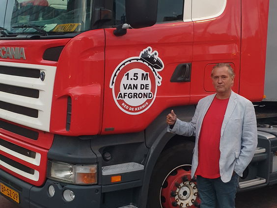 Kermisexploitanten demonstreren op het Mediapark