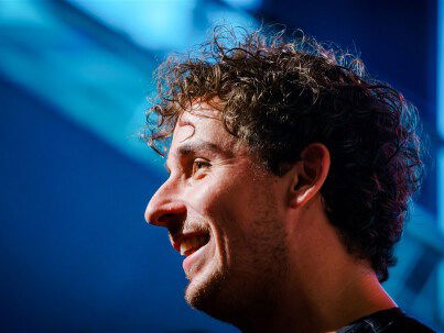 Nielson zingt in een leeg café