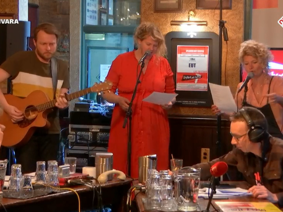 Cabaret: 2 studenten weer de eerste dag op het terras