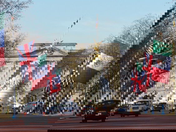 Queen Elizabeth moet alleen zitten bij begrafenis Prins Philip