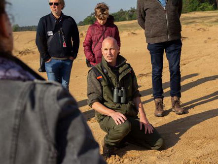 Wat de boswachter vanmiddag laat zien aan Rutte tijdens de stikstofwandeling