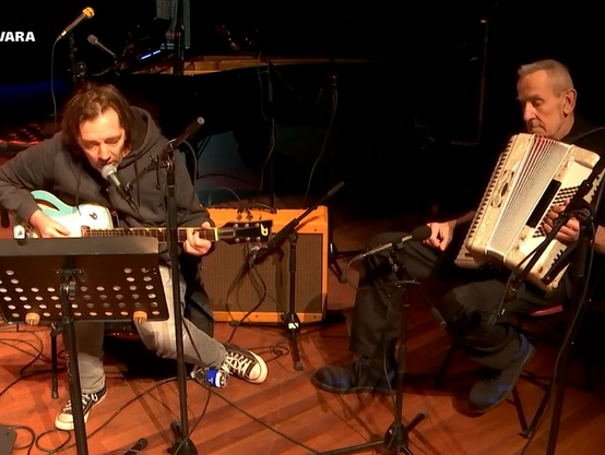 Muzikant en cabaretier Andre Manuel speelt Magie