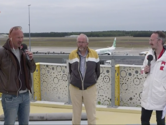 Wouter en Frank staan op Eindhoven Airport met wijkhoofd Henk