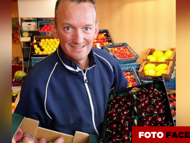 Groenteboer Edward biedt half jaar groente en fruit voor kaarten Ajax - Tottenham
