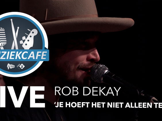 Rob Dekay - 'Je Hoeft Het Niet Alleen Te Doen' live bij Muziekcafé