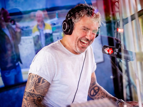 Jan-Willem wenst Ruud de Wild door middel van lied sterkte