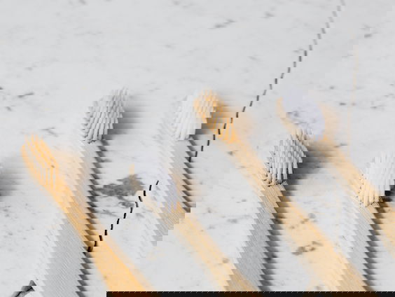 Wie heeft tandenpoetsen uitgevonden en hoe lang is dat geleden?