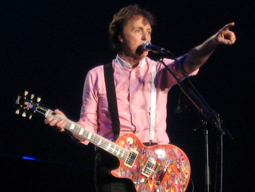 Festivalgangers feliciteren jarige Paul McCartney