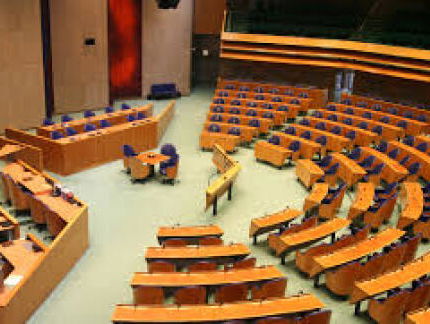 Motie betere beloning zorgpersoneel weer niet aangenomen en Asscher blundert