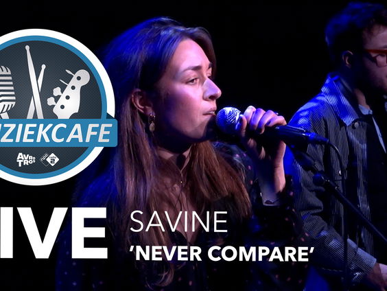 Savine - 'Never Compare' live bij Muziekcafé