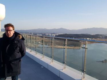 Bert vanaf het dak met uitzicht op het Heineken Holland House