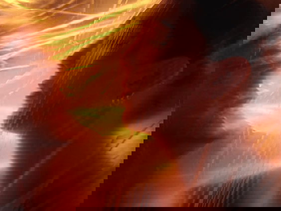 Laura promoot haar nummer op de ouderwetse manier