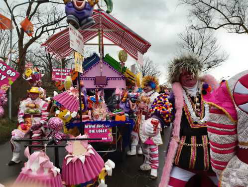 Goede reacties op 'Gas Op Die Lolly' carnavalswagen van René