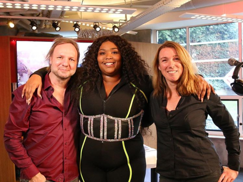 Lizzo leert haar songtitels in het Nederlands