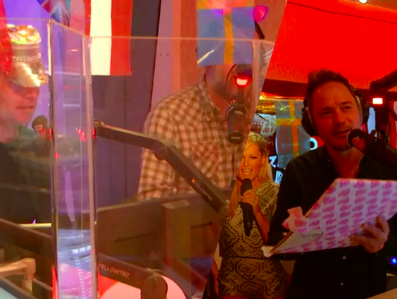 Jan-Willem en Jeroen geven Rutger een afscheidscadeau