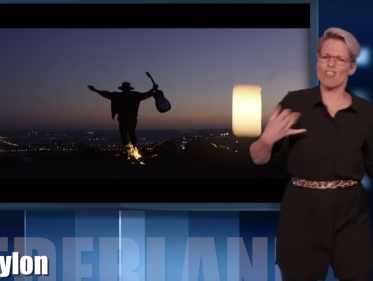 Hoe beeldt een tolk gebarentaal al die moeilijke namen op het Songfestival uit?