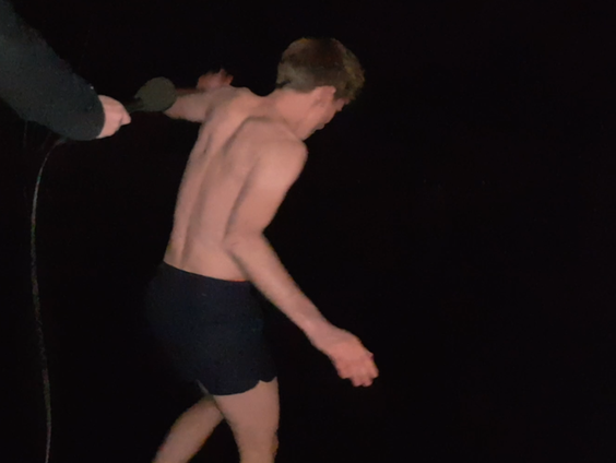 Jeroen zwemt voor straf in de vijver van het media park