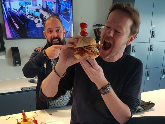 Ramon Brugman viert Internationale Mannendag met de Sandwich Pulled Chicken