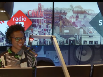 Shay speelt vals tijdens drankspel met Zarayda Groenhart