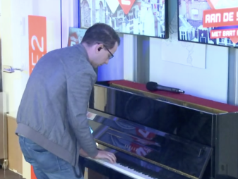 Bart speelt piano ballad van het nummer 'Gypsy Woman'