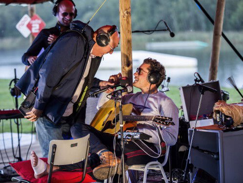 Ondanks verkeersongeluk speelt Douwe Bob gewoon op Tuckerville!