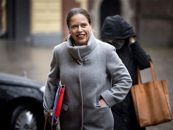 Door deze rare gewoonte lijkt het alsof Carola Schouten altijd appt tijdens debatten