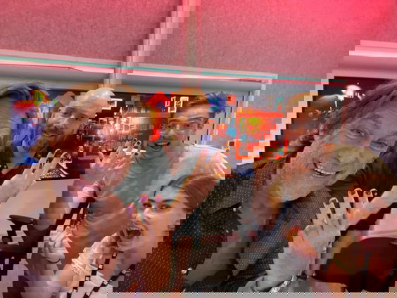 Lars (18) mag niet met gelakte nagels achter de kassa. Eddy belt er met hem over...