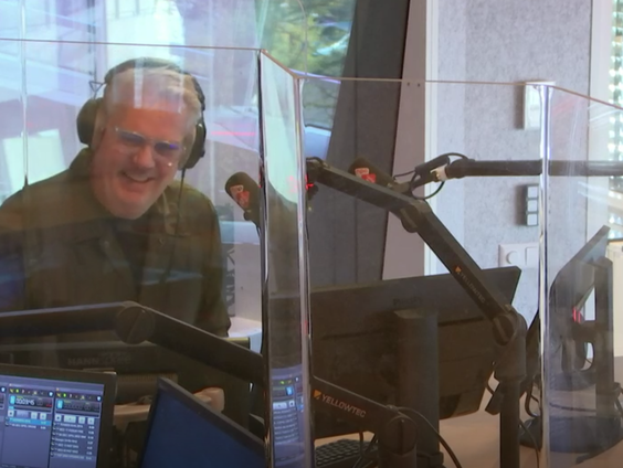 Grote droom van Thomas Acda komt uit bij Bart Arens: hij mag live op de radio filelezen