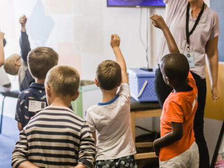 Ook schooldirecteur Maurice is naarstig op zoek naar leraren