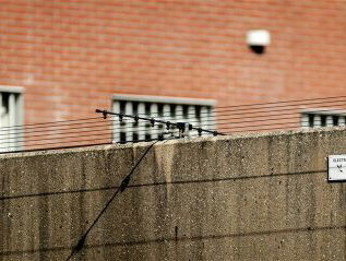 Een opblaasbadje de cel in smokkelen