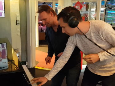 Barts Muziekles aan Robbie S: Pianoles #2