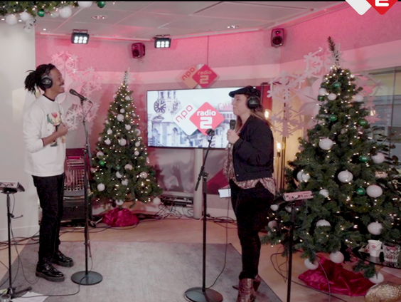 Trijntje Oosterhuis en Jeangu Macrooy maakten tijdens hittegolf 'Someday At Christmas'