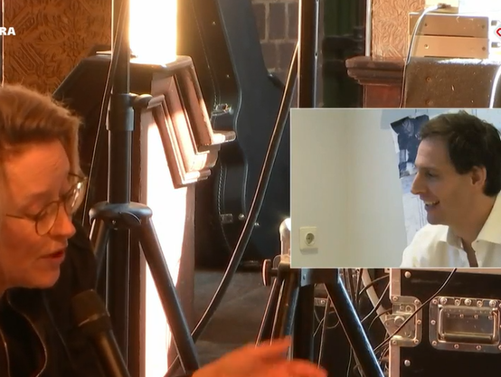 Lijsttrekker Wopke Hoekstra van het CDA spreekt Dolf en Willemijn toe vanaf zijn keukentafel