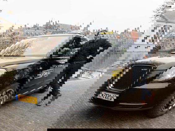 Rutger Castricum rijdt politici in De Hofkar