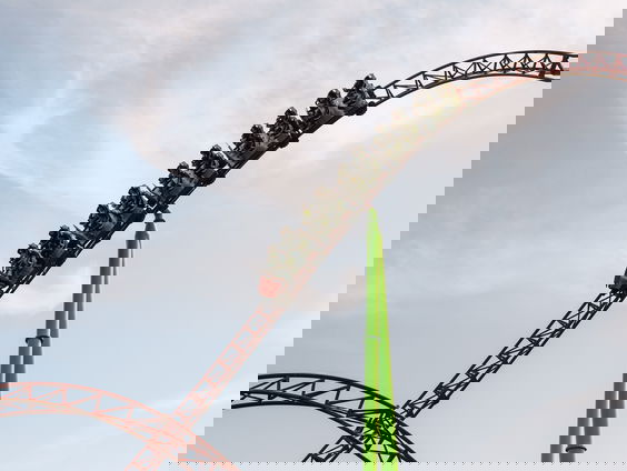 Evert gaat naar een pretpark met zijn schoonfamilie.