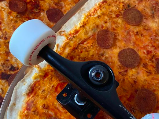 Limburgse pizzabakker Saman maakt skateboards van echte pizza
